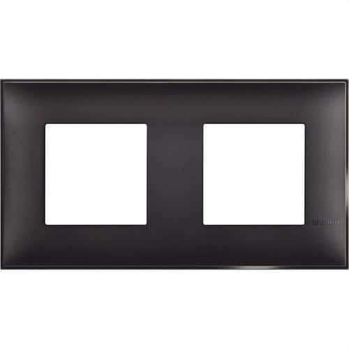 "Rámik na skrášlenie 2x2 modulov dark Classia" s referenciou R4802M2BG od značky BTICINO
