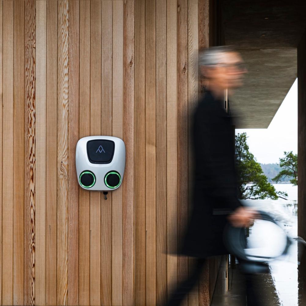 Dvojni polnilnik za električni avto z WiFi 2 x 22 kW Charge Amps Aura Twin Socket s referenciou 130909 od značky CHARGE AMPS