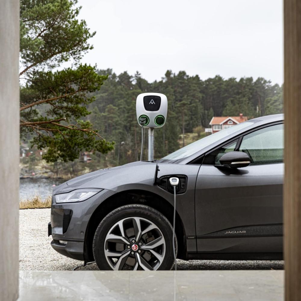 Dvojni polnilnik za električni avto z WiFi 2 x 22kW Charge Amps Aura vtičnice s referenciou 101010 od značky CHARGE AMPS