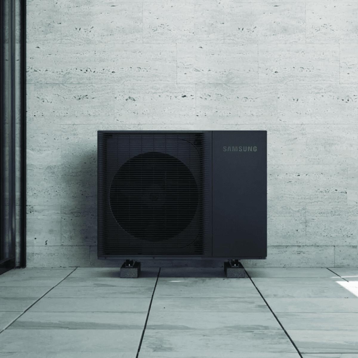 Zunanja enota aerotermija monoblok trifazna Samsung EHS HT Quiet 12 kW s referenciou AE120BXYDGG/EU od značky SAMSUNG